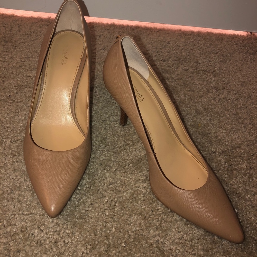 BEIGE MICHAEL KORS CLASSIC PUMPS